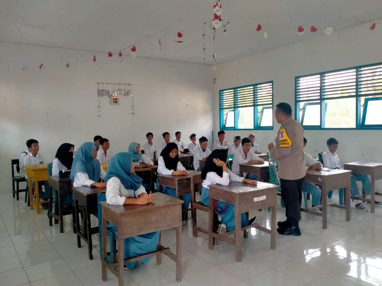 Kuasai 4 Bahasa Asing, Bhabinkamtibmas di Kintom Luangkan Waktu Jadi Guru Pengganti